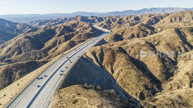 这是加州山区里罗纳德·里根高速公路(Ronald Reagan Freeway)的无人机鸟瞰图，位于洛杉矶和加拿大附近